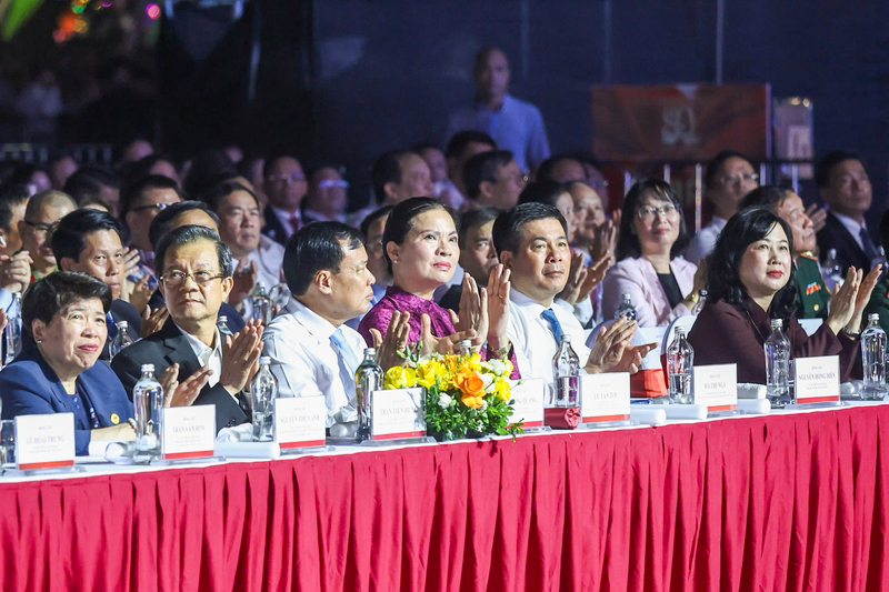 Pháo hoa rực sáng, khép lại hành trình 80 năm đầy tự hào - 6