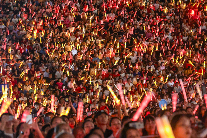 Hơn 10 ngàn khán giả cháy hết mình với các nghệ sĩ.