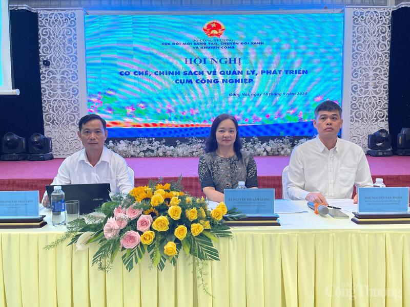 Chủ trì hội nghị. Ảnh: Hoàng Chiến