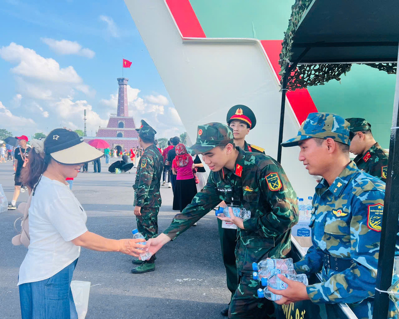 Những món quà nhỏ nhưng đóng vai trò cầu nối, gắn kết tình quân - dân. Ảnh: Mai Thu