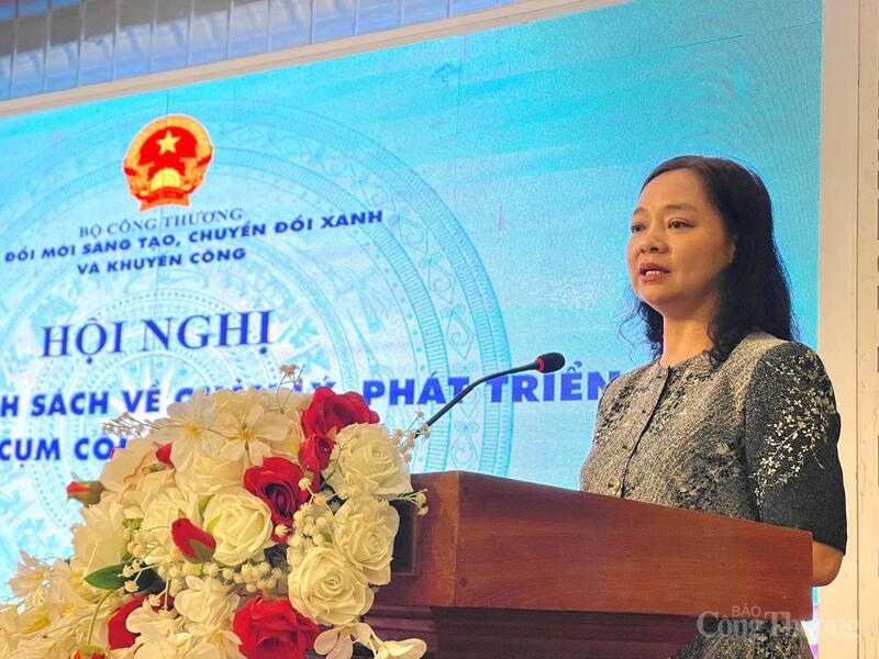 Bà Nguyễn Thị Lâm Giang, Cục trưởng Cục Đổi mới sáng tạo, Chuyển đổi xanh và Khuyến công phát biểu tại Hội nghị.