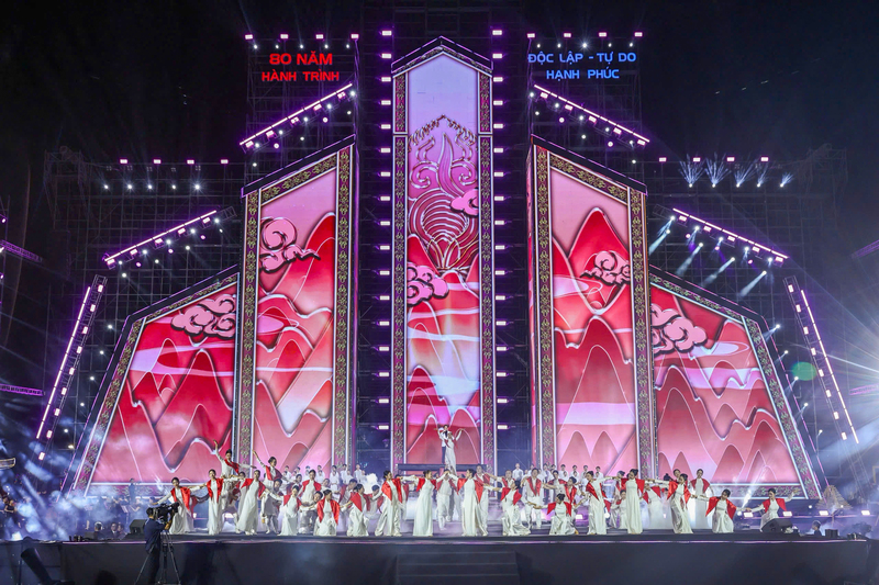 Chương mở màn mang tên “Tổ quốc tôi - Mạch nguồn ngàn năm” đưa khán giả trở về với cội nguồn dựng nước qua ca khúc “Ca ngợi Tổ quốc” do NSƯT Đăng Dương thể hiện.