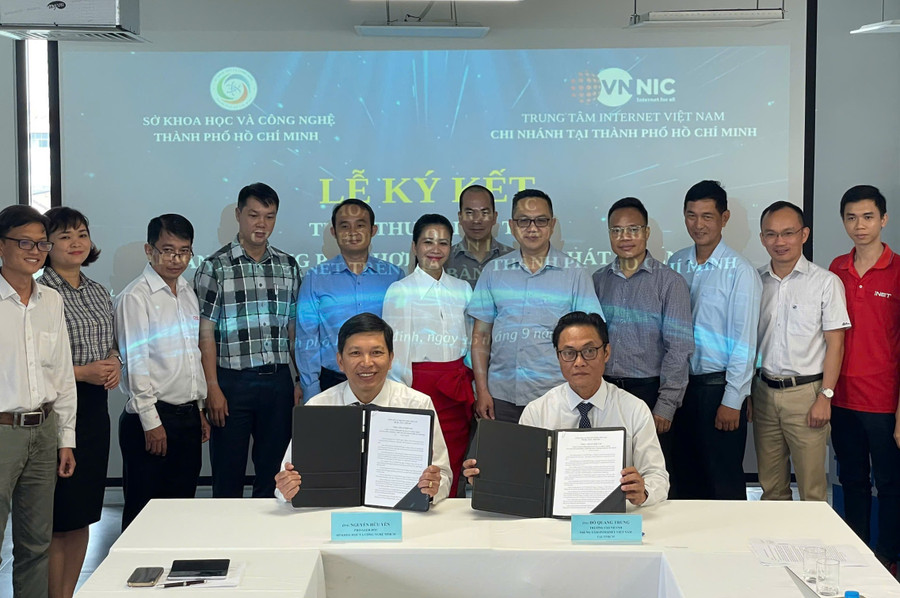 Đại diện Sở Khoa học và Công nghệ TPHCM ký kết hợp tác với Chi nhánh Trung tâm Internet Việt Nam tại TPHCM. Ảnh: Hà An.