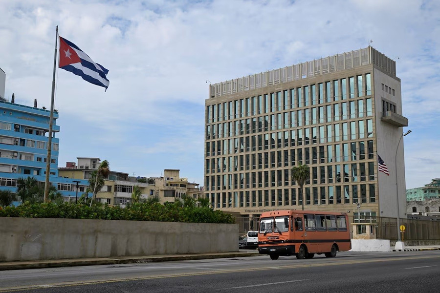 Một lá cờ Cuba được treo gần Đại sứ quán Hoa Kỳ tại Havana, Cuba ngày 17/9. REUTERS/ cuba-keu-goi-lhq-can-thiep-truoc-dong-thai-my-o-caribe-2.jpg