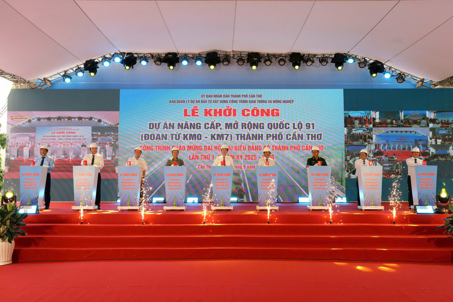 Đại biểu nhấn nút phát lệnh khởi công dự án mở rộng 7km Quốc lộ 91. (Ảnh: Trung Phạm)