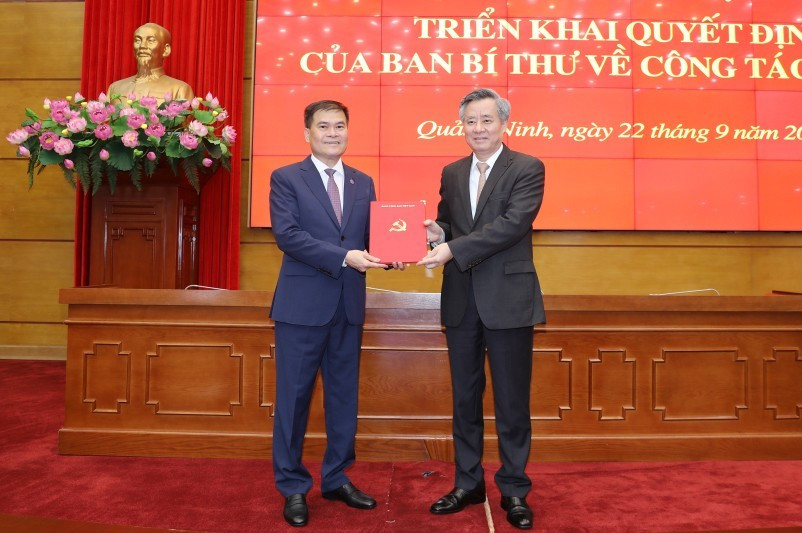 Ông Nguyễn Quang Dương, Phó Trưởng Ban Tổ chức Trung ương trao Quyết định cho ông Bùi Văn Khắng, Phó Bí thư Tỉnh ủy Quảng Ninh (bên trái).