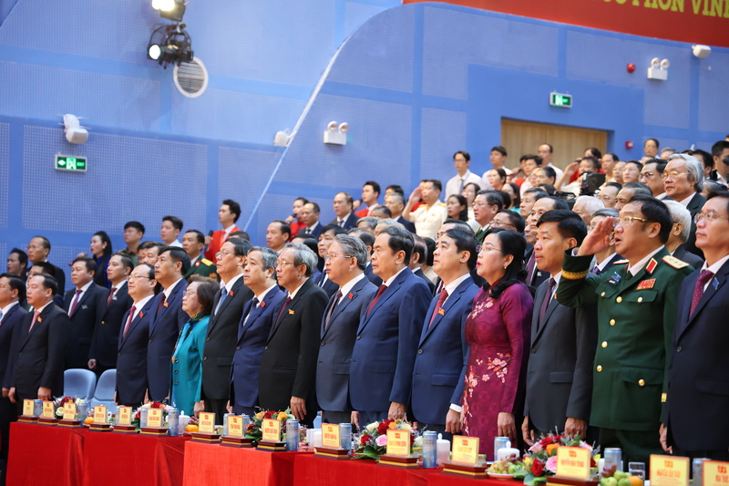 Các đại biểu thực hiện nghi lễ chào cờ.