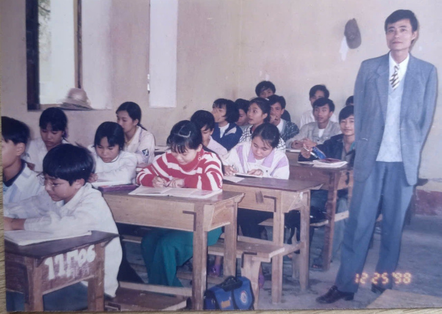 Một tiết học Toán của học trò cùng thầy Quang, ảnh chụp năm 1993.