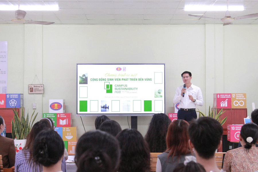 ThS Trần Nam - Trưởng phòng Công tác sinh viên chia sẻ về dự án. Ảnh: Tuấn Vủ. 221b550de70d6d53341c.jpg