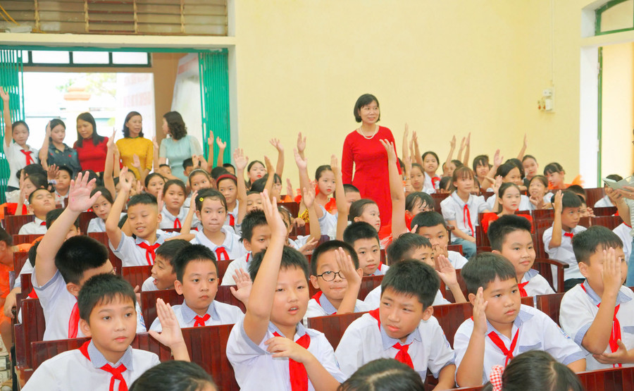 Các em học sinh hào hứng với những câu hỏi thực tế về chuyển đổi số và cách ứng dụng vào học tập. 2.jpg