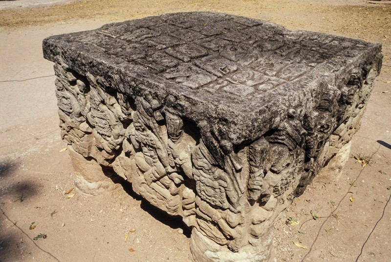 Một góc khác của Bàn thờ Q cho thấy chi tiết các ký hiệu tay được cho là mã hóa lịch Long Count. giai-ma-ky-hieu-tay-tren-ban-tho-q-thach-thuc-bi-an-maya-2.jpg