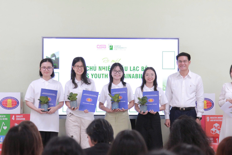 Ban chủ nhiệm Câu lạc bộ Sinh viên Phát triển bền vững của Trường Đại học Khoa học Xã hội và Nhân văn (Đại học Quốc gia TPHCM). Ảnh: Tuấn Vủ.