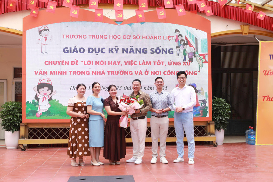 Lãnh đạo Trường THCS Hoàng Liệt tặng hoa cảm ơn tới các diễn giả của chương trình. 5.jpg