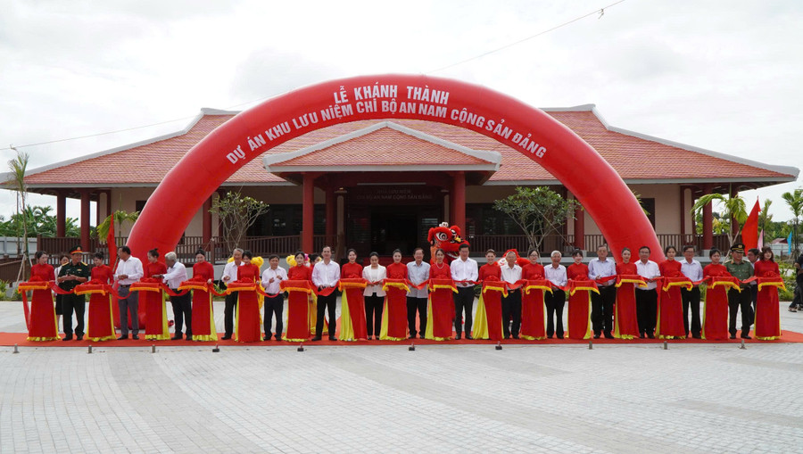 Lãnh đạo tỉnh và đại biểu cắt băng khánh thành Khu lưu niệm. z7040930377275-fe9e8bdee5a4ba8b2d12fdcf11726ade.jpg