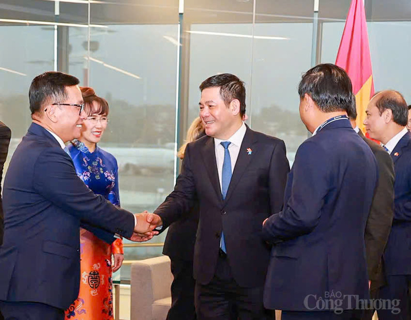 Bộ trưởng Bộ Công Thương Nguyễn Hồng Diên gặp gỡ, trao đổi với các đối tác doanh nghiệp.