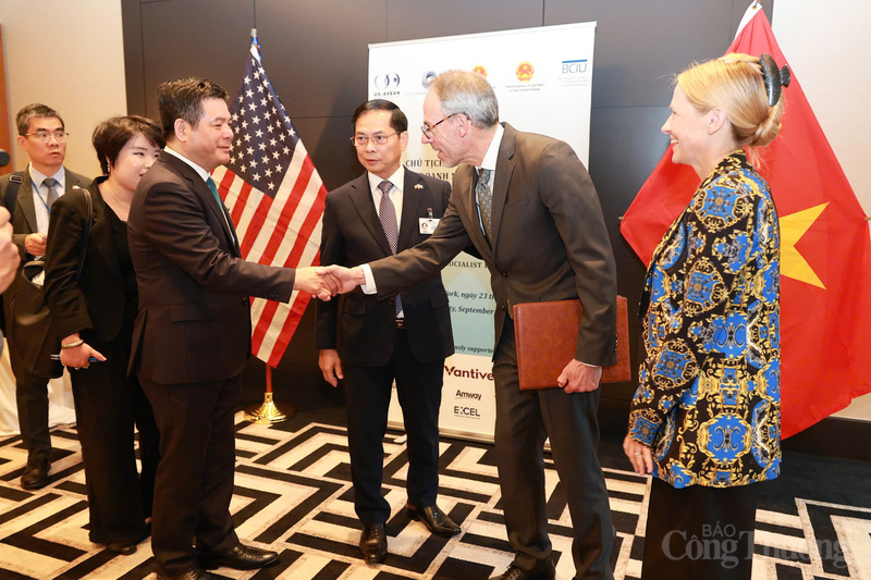 Bộ trưởng Nguyễn Hồng Diên gặp gỡ lãnh đạo Tập đoàn Amazon.