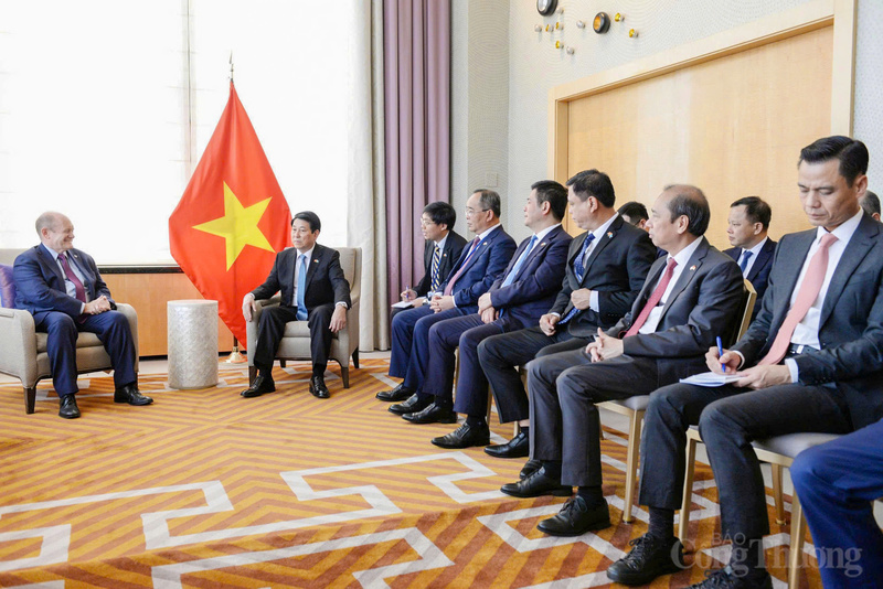 Bộ trưởng Bộ Công Thương Nguyễn Hồng Diên cùng lãnh đạo các Bộ, ngành tham dự buổi tiếp và làm việc.