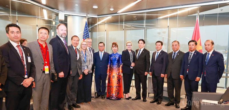 Chủ tịch nước Lương Cường cũng đề nghị Boeing tạo điều kiện để các doanh nghiệp Việt Nam từng bước tham gia vào chuỗi cung ứng toàn cầu của Boeing.