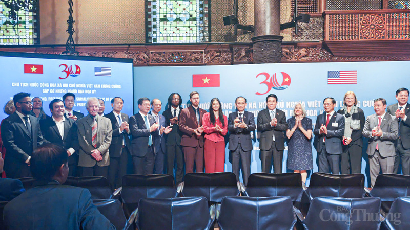 Cuộc gặp là khoảnh khắc lịch sử, nơi những con người từng ở hai bên chiến tuyến lắng nghe, chia sẻ cùng nhau hướng về một tương lai hòa bình, hợp tác.