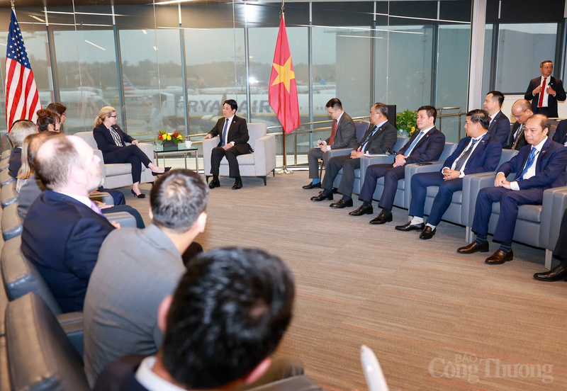 Người đứng đầu Nhà nước Việt Nam đề nghị Boeing tiếp tục phối hợp chặt chẽ để hoàn thành và chuyển giao đúng tiến độ các đơn đặt hàng đã ký kết, với lộ trình khai thác và phương án tài chính hiệu quả.