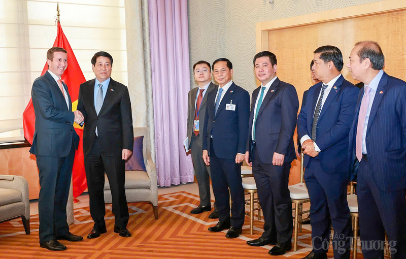 Phó Thủ tướng Chính phủ Bùi Thanh Sơn, Bộ trưởng Bộ Công Thương Nguyễn Hồng Diên cùng lãnh đạo các bộ, ngành Việt Nam tháp tùng Chủ tịch nước Lương Cường tiếp Giám đốc điều hành Quỹ Đầu tư Warburg Pincus.