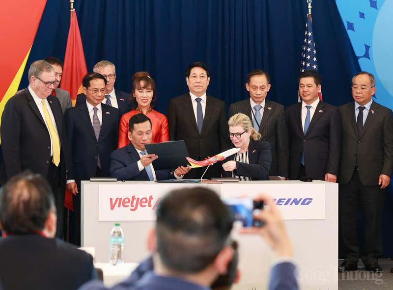 Chủ tịch nước Lương Cường cùng lãnh đạo cấp cao hai nước Việt Nam - Hoa Kỳ và các đối tác doanh nghiệp đã chứng kiến Vietjet chính thức nhận bàn giao tàu bay Boeing 737-8 đầu tiên trong đơn đặt hàng 200 chiếc trị giá 32 tỷ USD với Boeing, nhà sản xuất tàu bay hàng đầu thế giới.