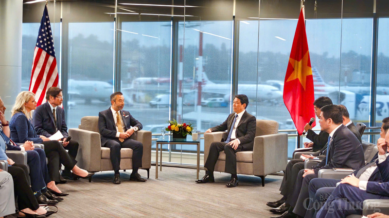 Bộ trưởng Nguyễn Hồng Diên tháp tùng Chủ tịch nước tiếp Đoàn nghị sĩ bang Oregon do Hạ nghị sĩ Nguyễn Bá Lộc, Chủ tịch Ủy ban phát triển kinh tế Hạ viện Oregon làm Trưởng đoàn