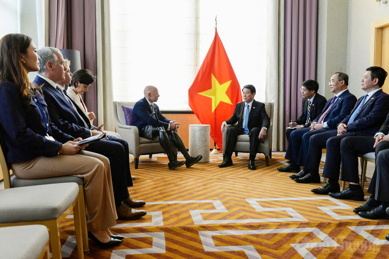 Bộ trưởng Bộ Công Thương Nguyễn Hồng Diên cũng lãnh đạo các Bộ, ngành tham dự buổi tiếp và làm việc.