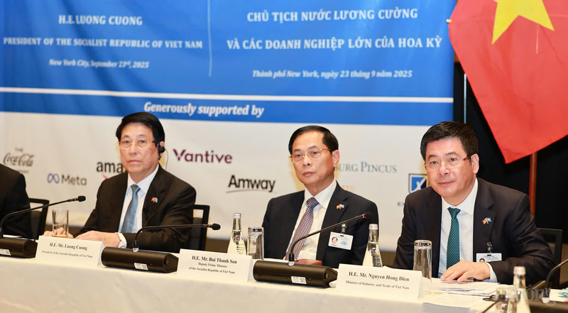 Từ trái qua phải: Chủ tịch nước Lương Cường, Phó Thủ tướng Chính phủ Bùi Thanh Sơn, Bộ trưởng Bộ Công Thương Nguyễn Hồng Diên tham dự Tọa đàm.