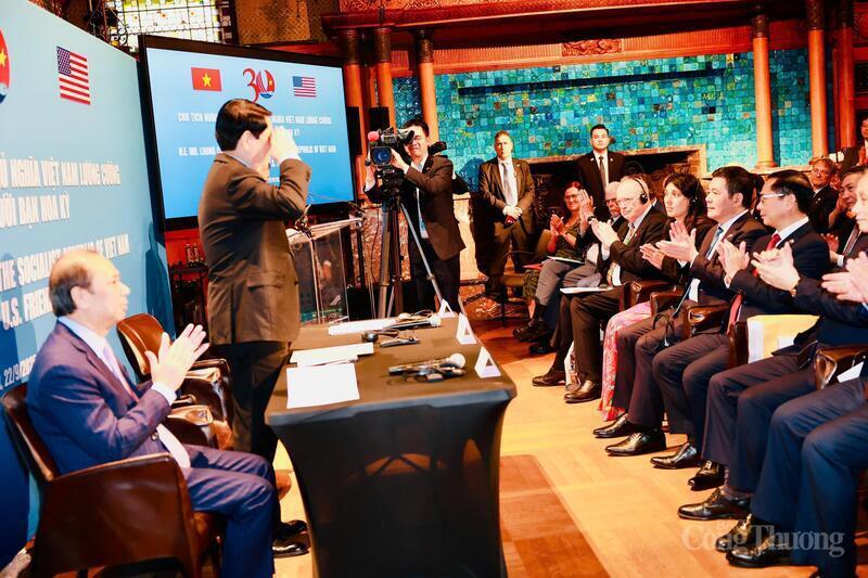 Chủ tịch nước Lương Cường thực hiện động tác chào điều lệnh Quân đội nhân dân Việt Nam trước toàn thể cựu chiến binh và đại biểu.