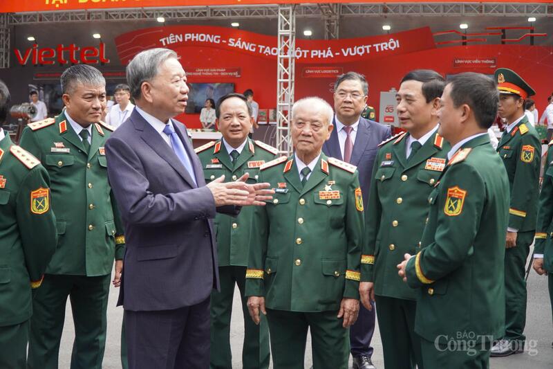 Tổng Bí thư Tô Lâm đến dự Đại hội, trò chuyện cùng các tướng lĩnh Quân đội nhân dân Việt Nam. Ảnh: Minh Trang