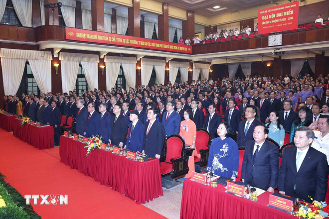 Đại biểu dự Đại hội thực hiện nghi lễ chào cờ. (Ảnh: Phương Hoa/TTXVN)