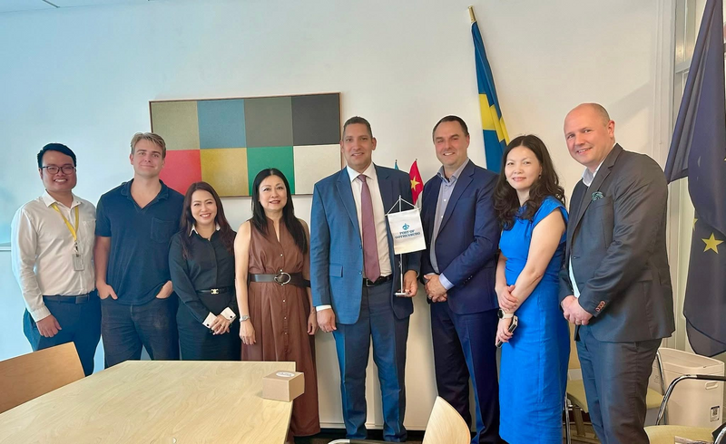 Đại sứ Thụy Điển tại Việt Nam Johan Ndisi tiếp đoàn Cảng Gothenburg. Ảnh: Thương vụ Việt Nam tại Thuỵ Điển