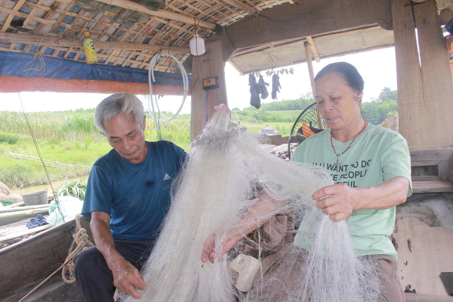 Vợ chồng ông Tao đã thoát nghèo nhờ nuôi cá lồng.