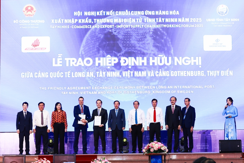 Lễ trao Hiệp định Hữu nghị giữa Cảng Quốc tế Long An và Cảng Gothenburg. Ảnh: Thương vụ Việt Nam tại Thuỵ Điển