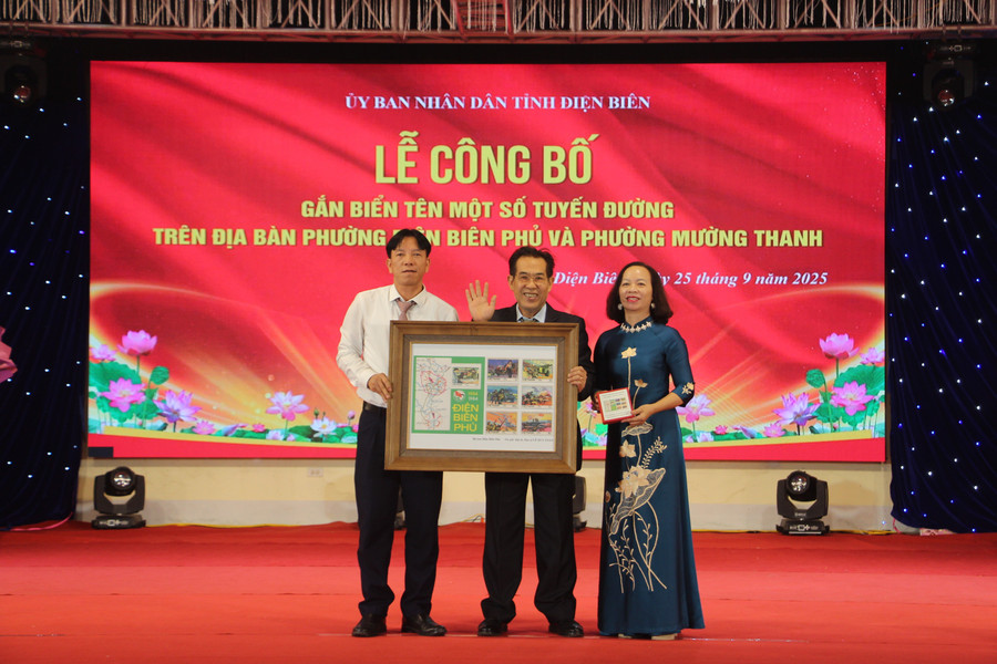 Gia đình cố họa sĩ Lê Huy Toàn trao tặng bộ tem về chiến dịch Điện Biên Phủ cho Bảo tàng Chiến thắng Điện Biên Phủ. ten-duong-2.jpg