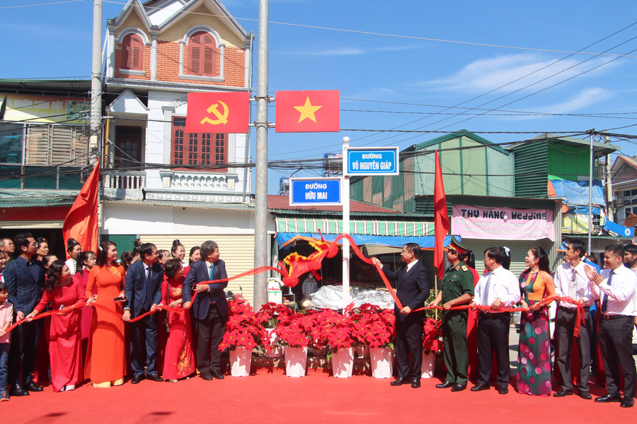 Bí thư Tỉnh ủy Điện Biên Trần Quốc Cường (bên phải, áo đen) cùng gia đình cố nhà văn Hữu Mai thực hiện nghi thức kéo băng khánh thành tên đường.