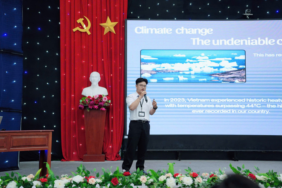 Các thí sinh đã mang đến những bài thuyết trình song ngữ sáng tạo, giàu tính thời sự. Ảnh: Như Ý. chung-ket-2.jpg