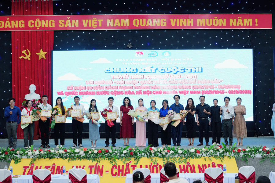 Đại biểu và các thí sinh chụp ảnh lưu niệm. Ảnh: Như Ý. chung-ket-0.jpg