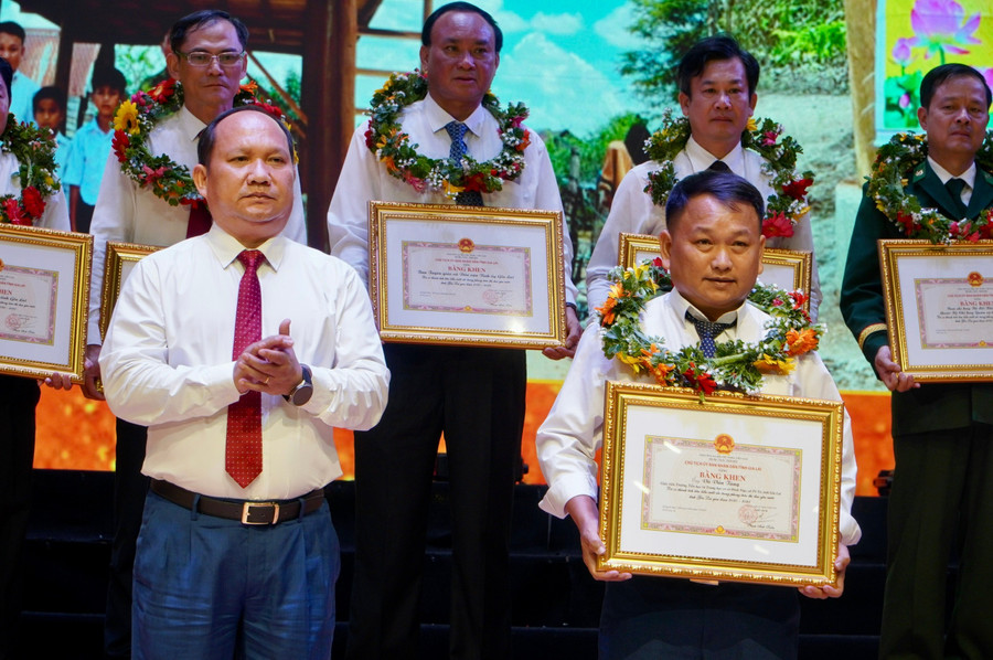 Thầy giáo Vũ Văn Tùng vinh dự nhận Bằng khen của UBND tỉnh Gia Lai trong Đại hội thi đua yêu nước tỉnh Gia Lai năm 2025. z7051093066400-f2f1cdc5022f5d8f0cf2305ad66a0aac.jpg