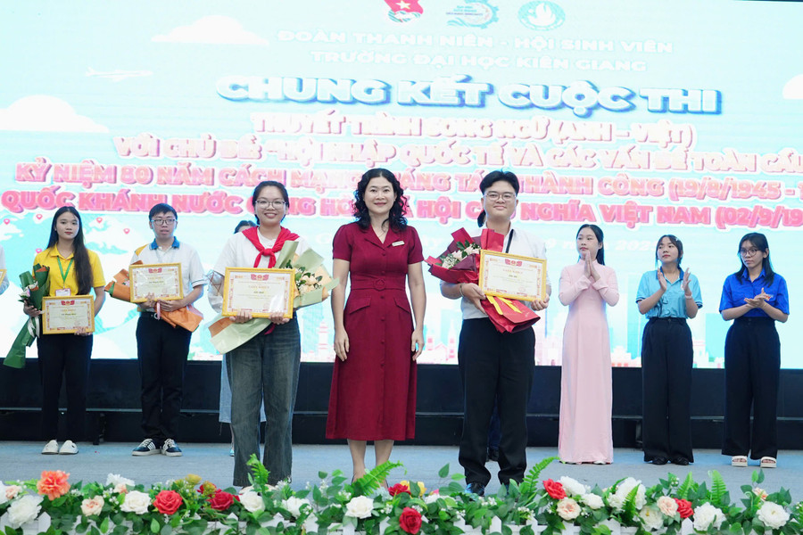 TS Thiều Thị Hoàng Oanh, Phó Trưởng bộ môn Ngôn ngữ Anh, Trưởng Ban Giám khảo, trao giải Nhất và giải Nhì cho các sinh viên. Ảnh: Như Ý.