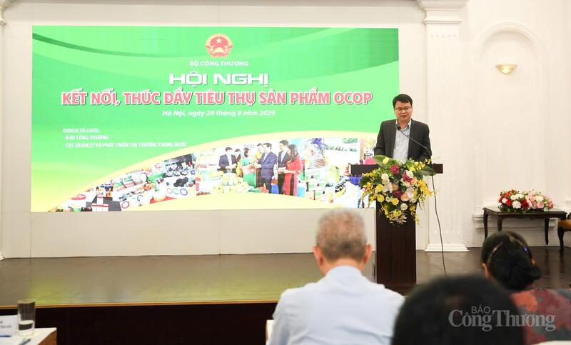 Ông Nguyễn Bá Hải tham luận tại Hội nghị Kết nối, thúc đẩy tiêu thụ sản phẩm OCOP. Ảnh: Nam Nguyễn