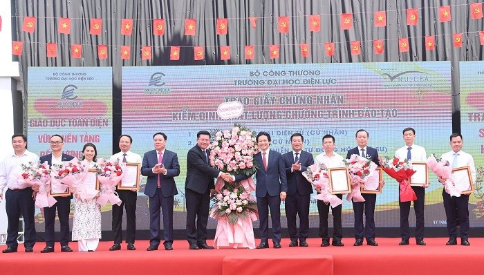 Đại diện Bộ Giáo dục và lãnh đạo Nhà trường trao Giấy chứng nhận kiểm định chất lượng cho 7 chương trình đào tạo. Đại diện Bộ Giáo dục và lãnh đạo Nhà trường trao Giấy chứng nhận kiểm định chất lượng cho 7 chương trình đào tạo.