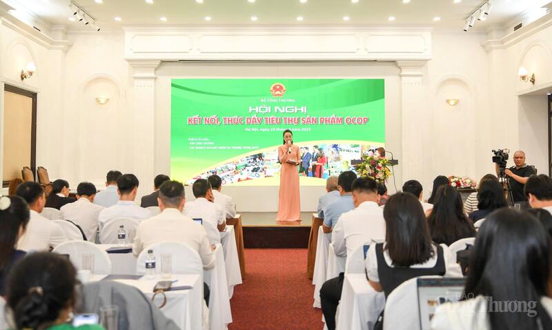 Hội nghị kết nối, thúc đẩy tiêu thụ sản phẩm OCOP. Ảnh: Nam Nguyễn