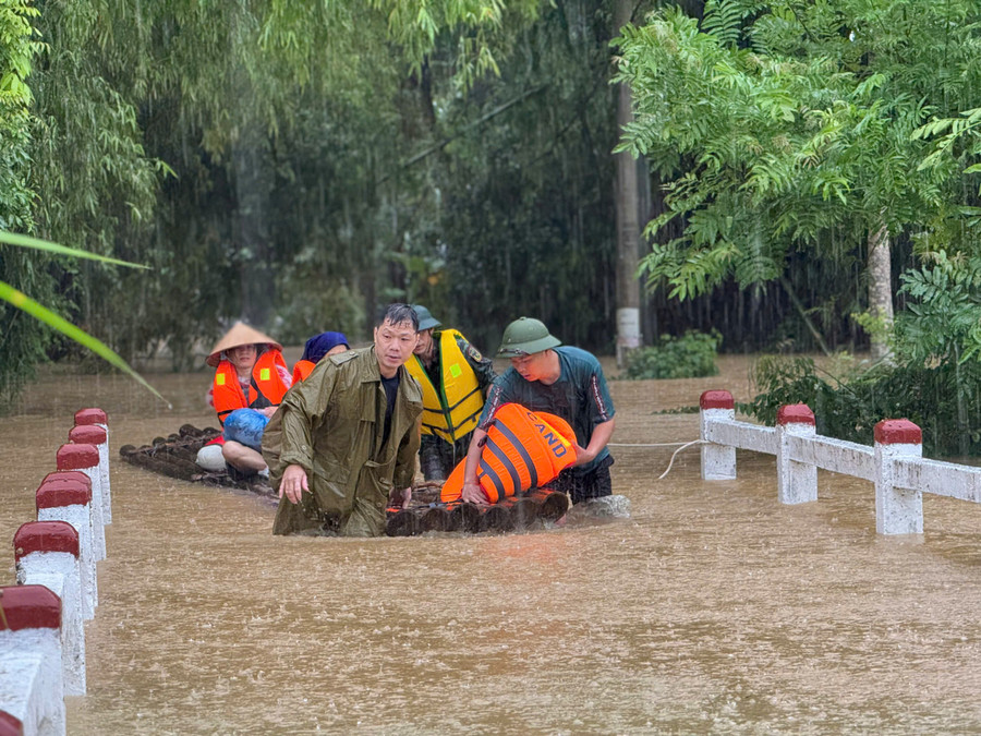 Lực lượng chức năng xã Hòa An (Cao Bằng) hỗ trợ di chuyển người dân đến nơi an toàn.