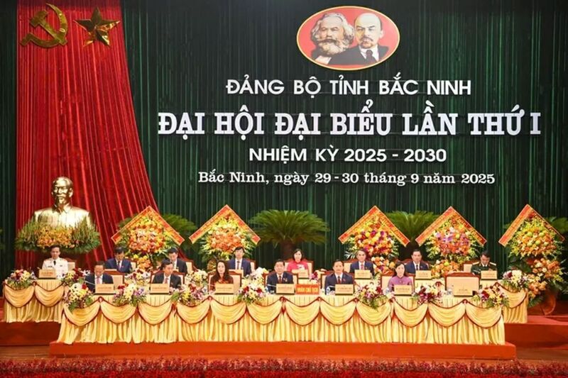 Đoàn chủ tịch Đại hội Đảng bộ tỉnh Bắc Ninh lần thứ I nhiệm kỳ 2025-2030. (Ảnh: Tống Thoan)