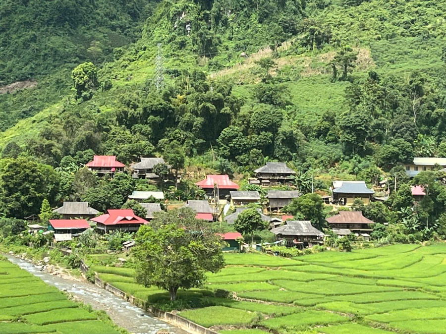 Những bản làng ở Điện Biên đang "thay da, đổi thịt" từng ngày. nguon-nhan-luc-2.jpg
