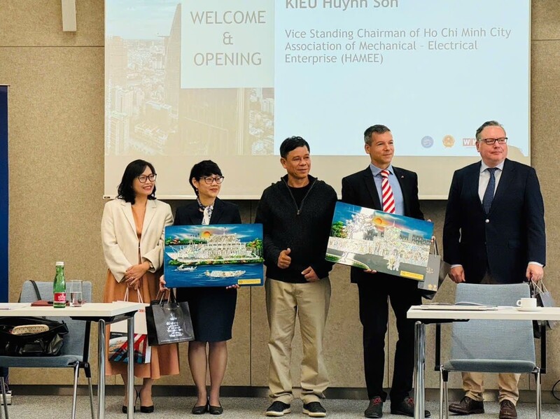 Ông Kiều Huỳnh Sơn, Phó Chủ tịch HAMEE tặng quà các đại biểu