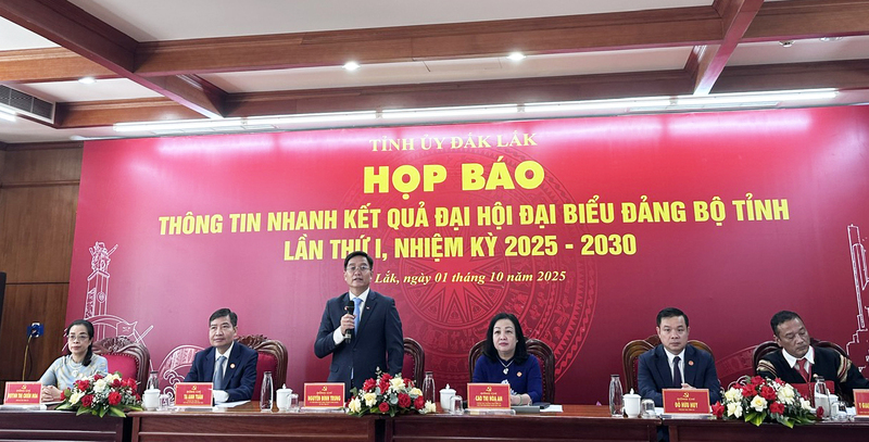 Ông Nguyễn Đình Trung, Bí thư Tỉnh ủy Đắk Lắk chủ trì họp báo thông tin về kết quả Đại hội Đảng bộ tỉnh lần thứ I. Ảnh: Thúy Diễm