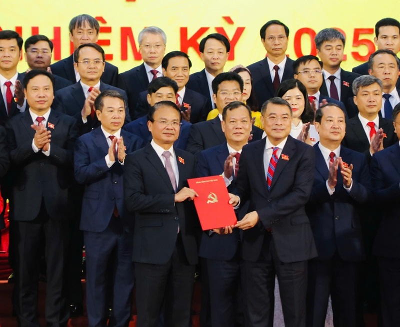 Ủy viên Bộ Chính trị, Bí thư Trung ương Đảng, Trưởng ban Tổ chức Trung ương Lê Minh Hưng trao các quyết định của Bộ Chính trị về công tác cán bộ tại Đại hội. Ảnh Đức Lam